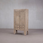 Armario antiguo de madera de olmo con dos puertas y tres cajones, acabado envejecido