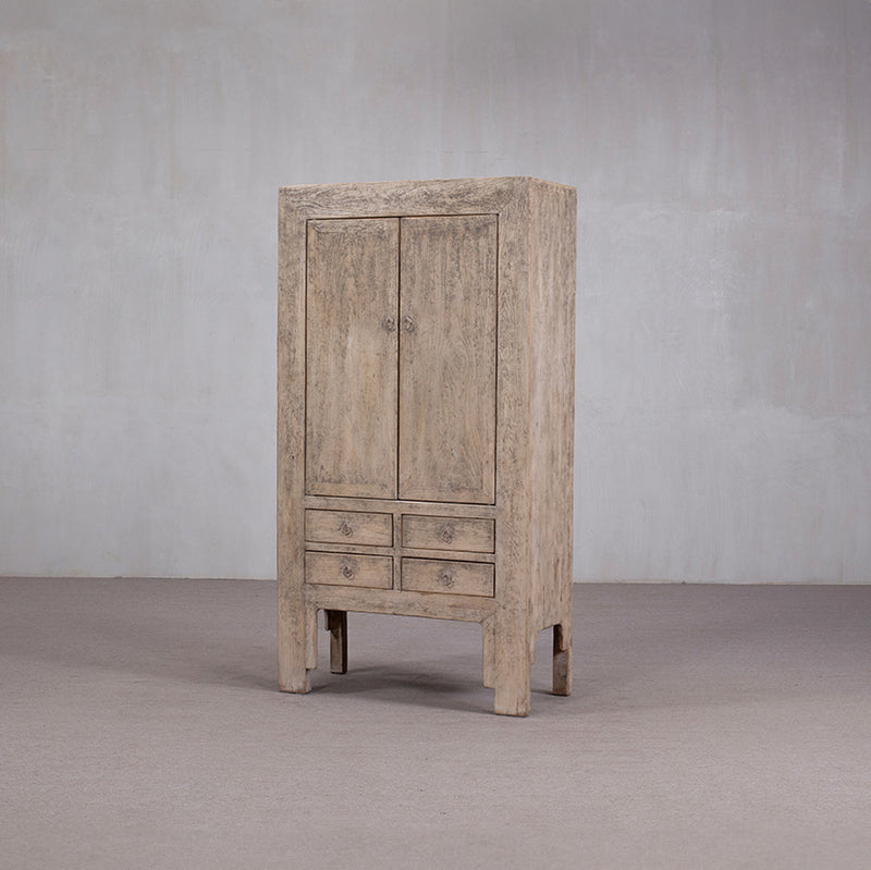 Armario antiguo de madera de olmo con dos puertas y tres cajones, acabado envejecido