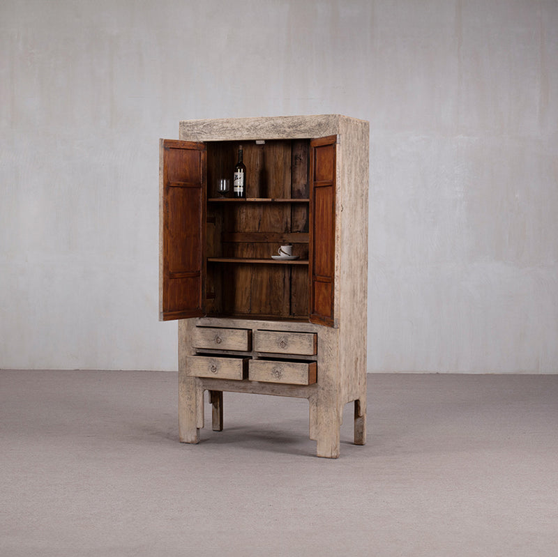 Armario antiguo de madera de olmo con puertas abiertas y estantes interiores