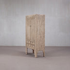 Armario antiguo de madera de olmo con puertas y varios cajones, vista lateral