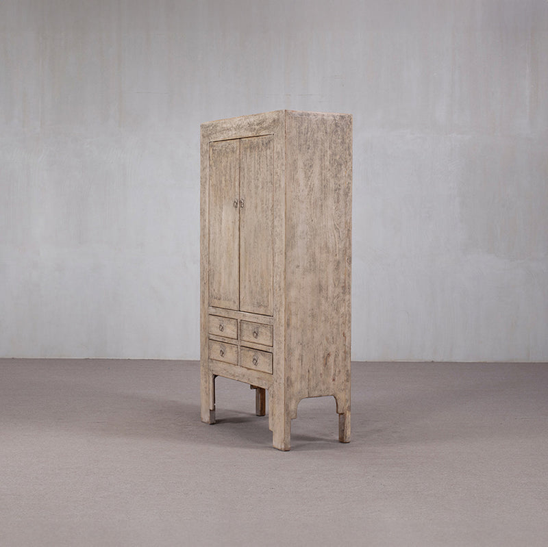 Armario antiguo de madera de olmo con puertas y varios cajones, vista lateral