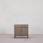 Aparador antiguo pequeño de madera, dos cajones y dos puertas con tiradores
