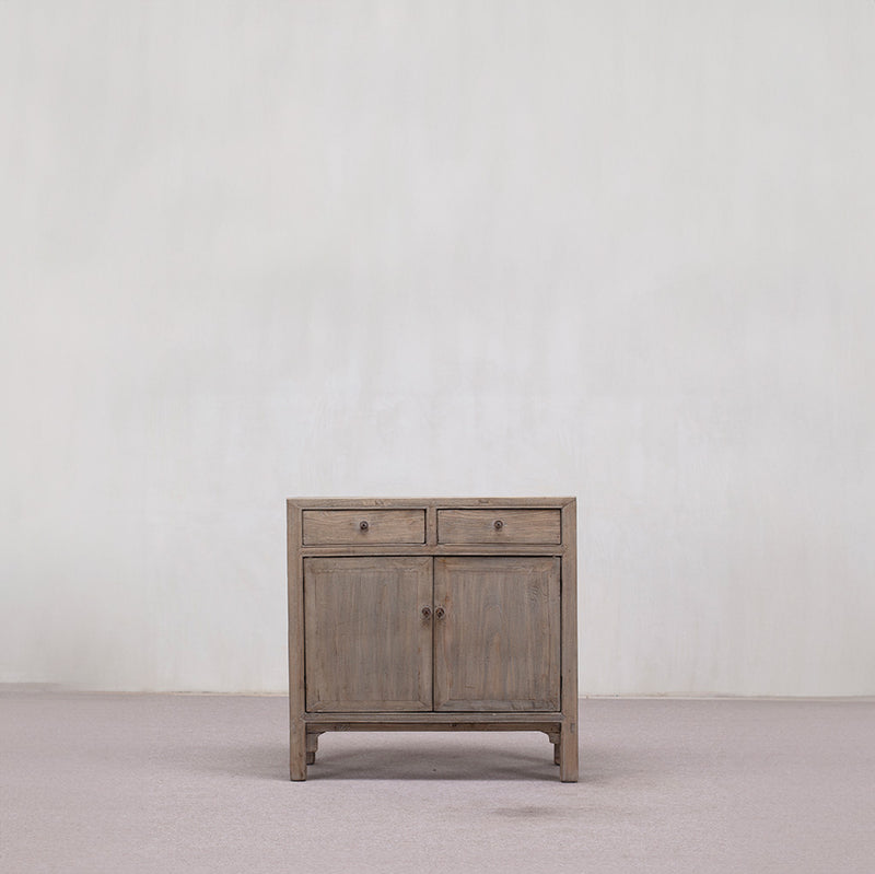 Aparador antiguo pequeño de madera, dos cajones y dos puertas con tiradores