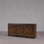Aparador antiguo de olmo con cuatro puertas abatibles y patas de madera