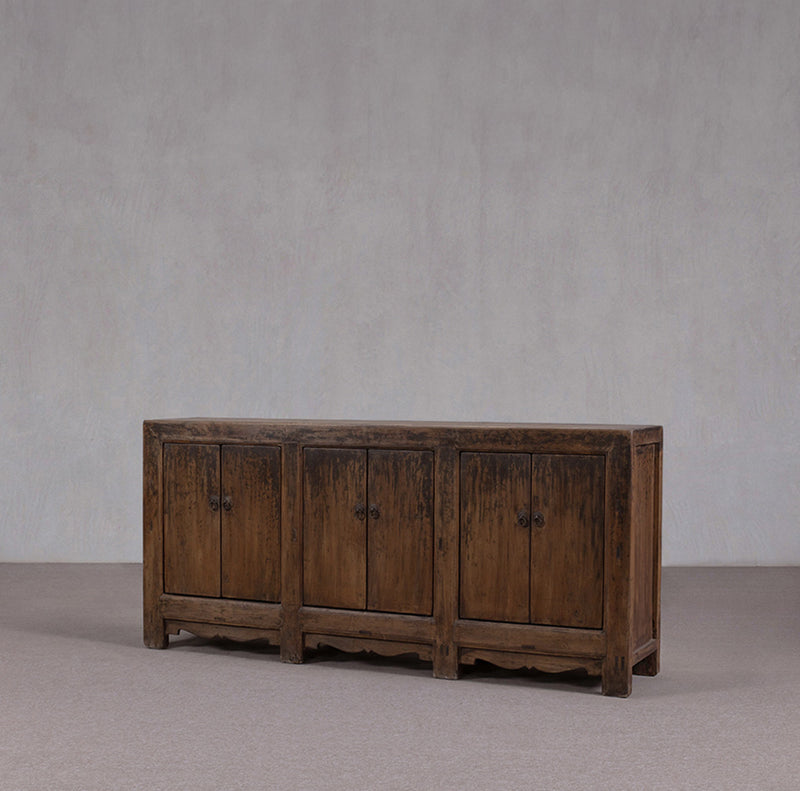 Aparador antiguo de olmo con cuatro puertas abatibles y patas de madera