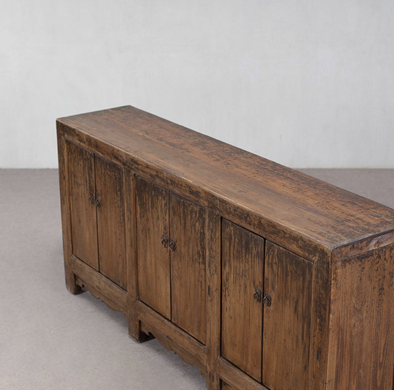 Aparador antiguo de olmo: tapa de madera y cuatro puertas con tiradores