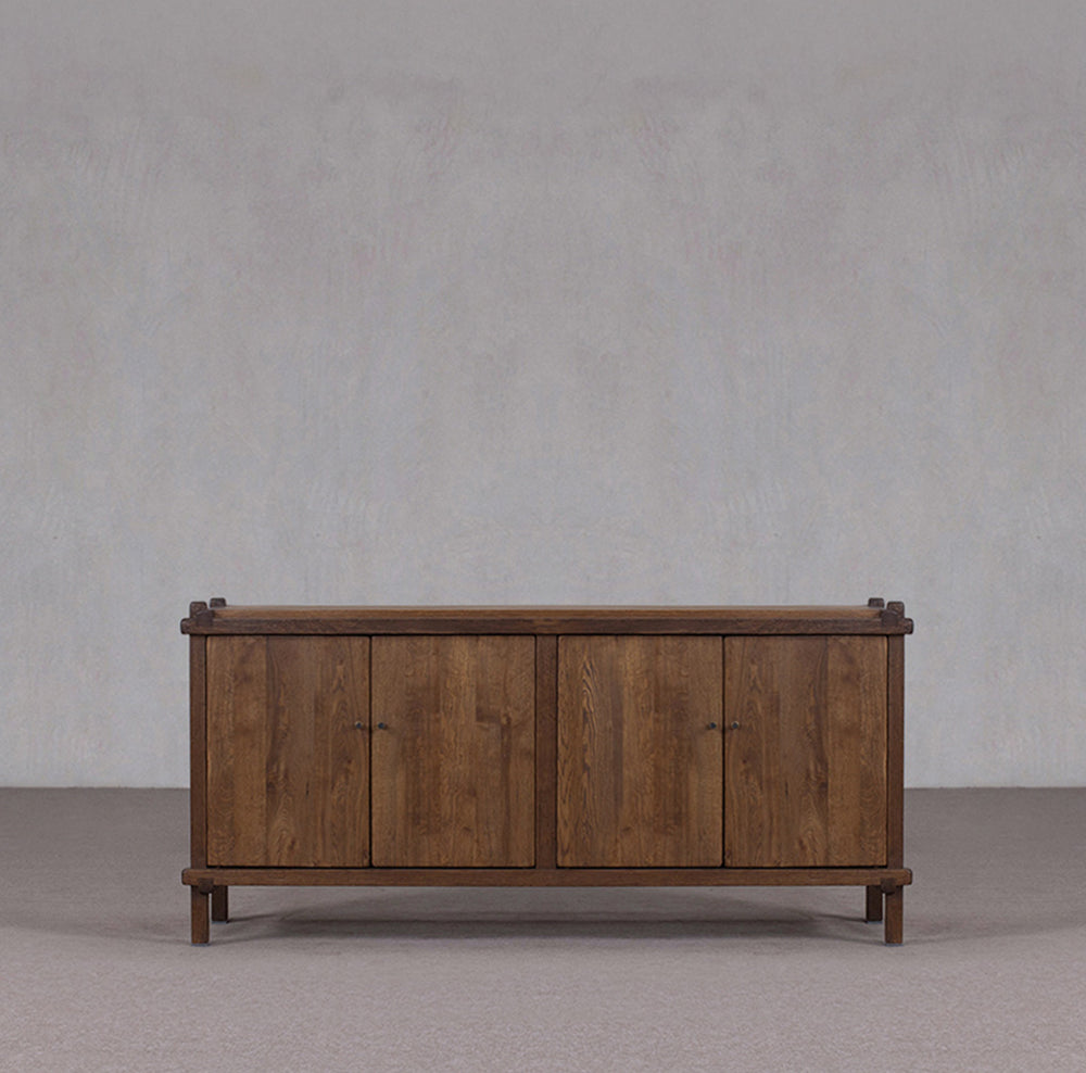 Aparador de madera Heritage con 4 puertas y base con patas