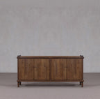 Aparador de madera Heritage con 4 puertas y base con patas