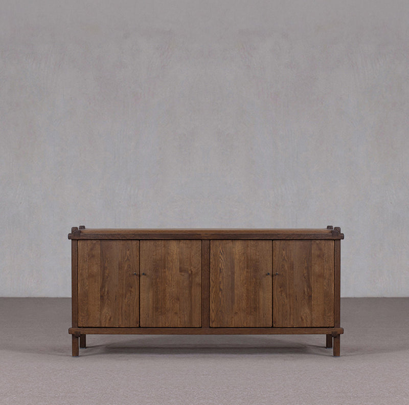 Aparador de madera Heritage con 4 puertas y base con patas