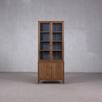 Vitrina alta de madera Heritage con puertas de vidrio y doble base abatible
