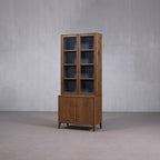 Vitrina alta Heritage de madera con estantes y puertas de vidrio en la parte superior