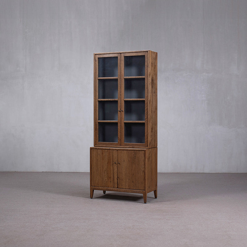 Vitrina alta Heritage de madera con estantes y puertas de vidrio en la parte superior