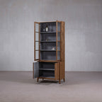 Vitrina alta de madera Heritage abierta con estantes interiores y puertas de vidrio