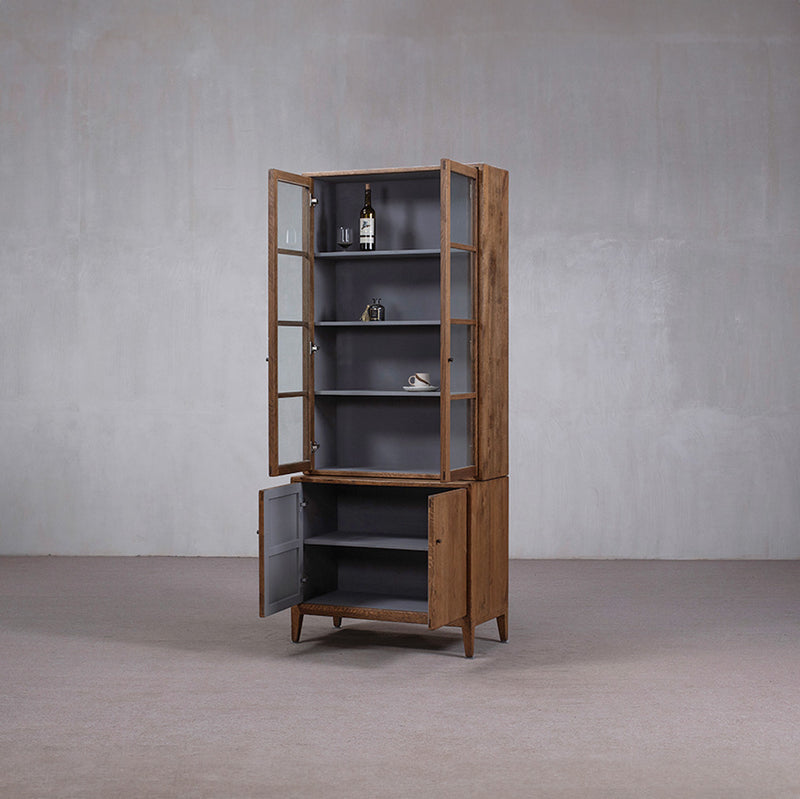 Vitrina alta de madera Heritage abierta con estantes interiores y puertas de vidrio
