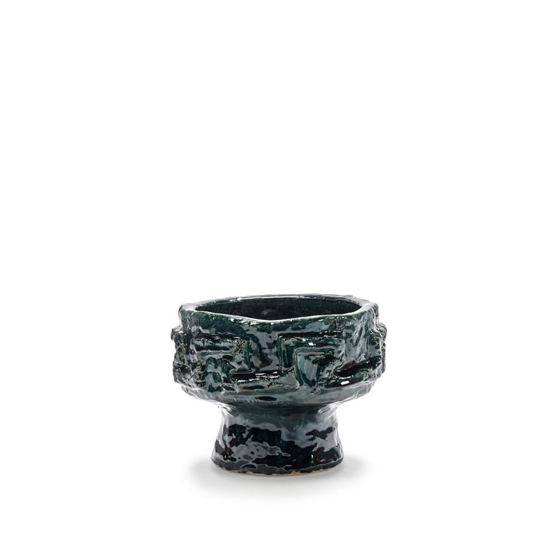 Cuenco de cerámica con pedestal y esmalte azul verdoso oscuro, acabado brillante.