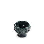 Cuenco de cerámica con pedestal, esmalte azul verdoso oscuro con textura.