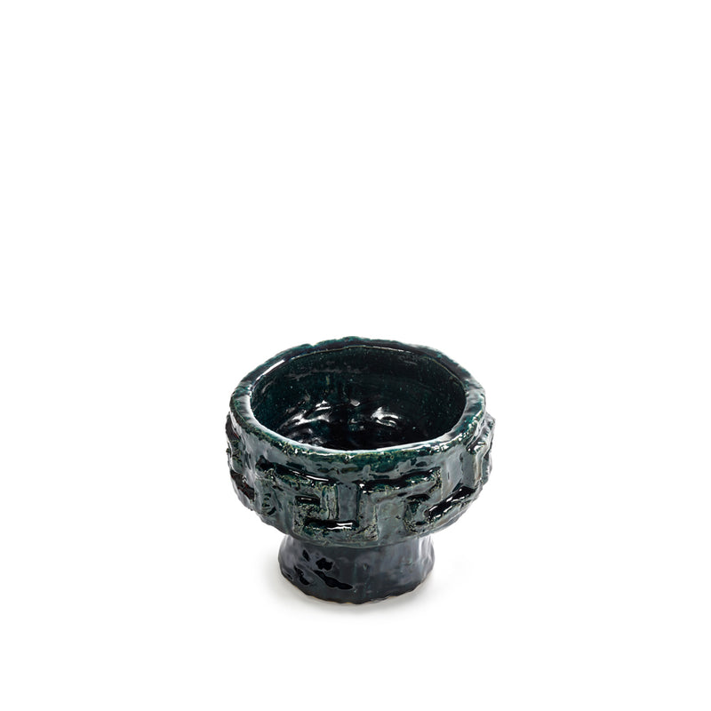 Cuenco de cerámica con pedestal, esmalte azul verdoso oscuro con textura.