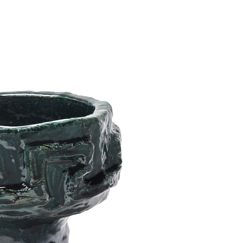Cuenco con pedestal de cerámica, detalle del borde y esmalte azul verdoso brillante.