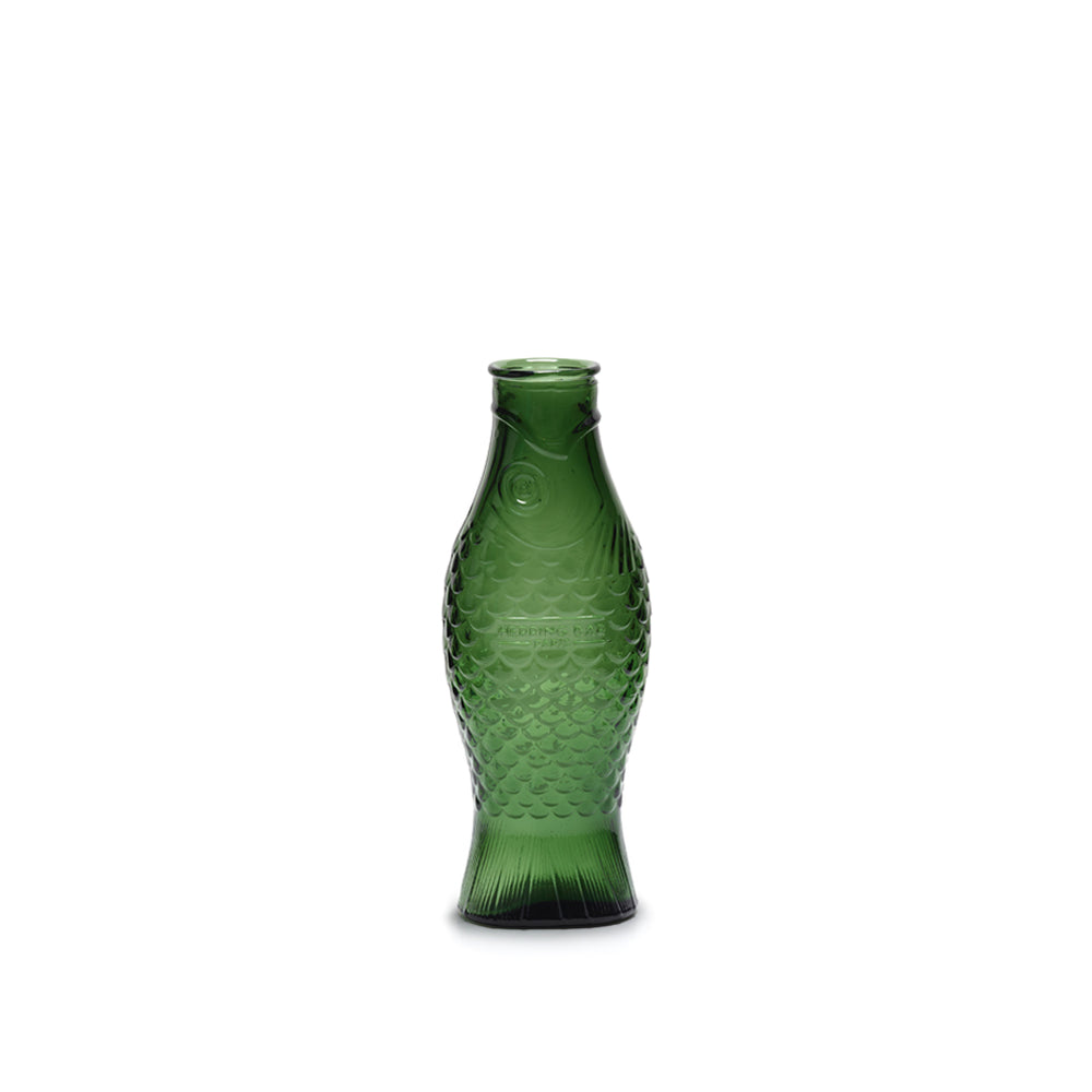 Jarra de cristal verde oscuro con textura de escamas y cuello estrecho