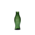 Jarra de cristal verde oscuro con textura de escamas y cuello estrecho