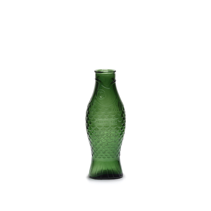 Jarra de cristal verde oscuro con textura de escamas y cuello estrecho