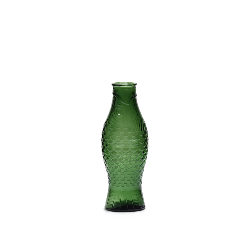 Jarra de cristal verde oscuro con relieve de escamas