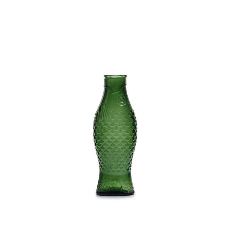 Jarra de cristal verde oscuro con relieve de escamas y base acampanada