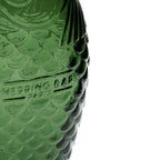 Jarra de cristal verde oscuro con grabado en relieve tipo escamas