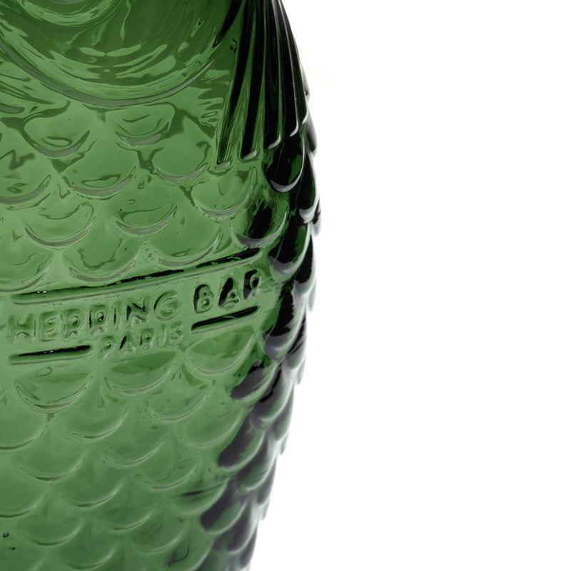 Jarra de cristal verde oscuro con grabado en relieve tipo escamas