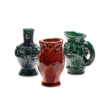 Conjunto de jarrones decorativos de cerámica esmaltada, tres piezas, tonos verdes y rojos