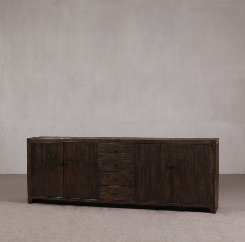 Aparador Heritage de madera oscura con 4 puertas y 4 cajones, vista frontal.