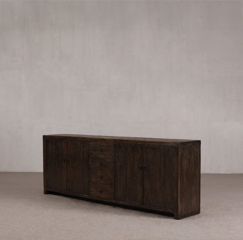 Aparador Heritage de madera oscura con 4 puertas y 4 cajones, vista lateral.