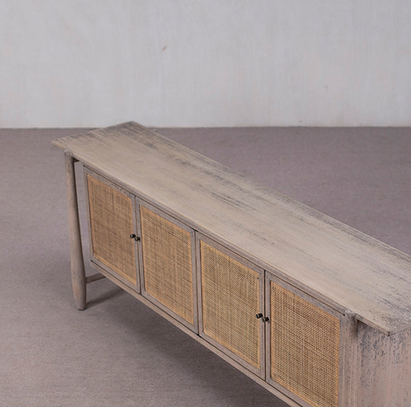 Aparador Heritage: detalle de la tapa de madera y puertas de rafia con tiradores