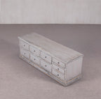Aparador gris Heritage con 9 cajones, tapa superior clara y base de madera envejecida