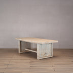 Mesa de comedor de madera de olmo con base abierta y acabado envejecido rústico.