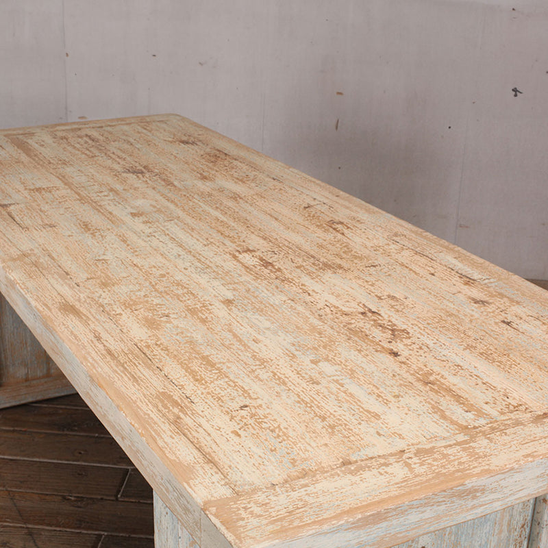 Encimera de mesa de comedor de madera de olmo con vetas y acabado envejecido rústico.