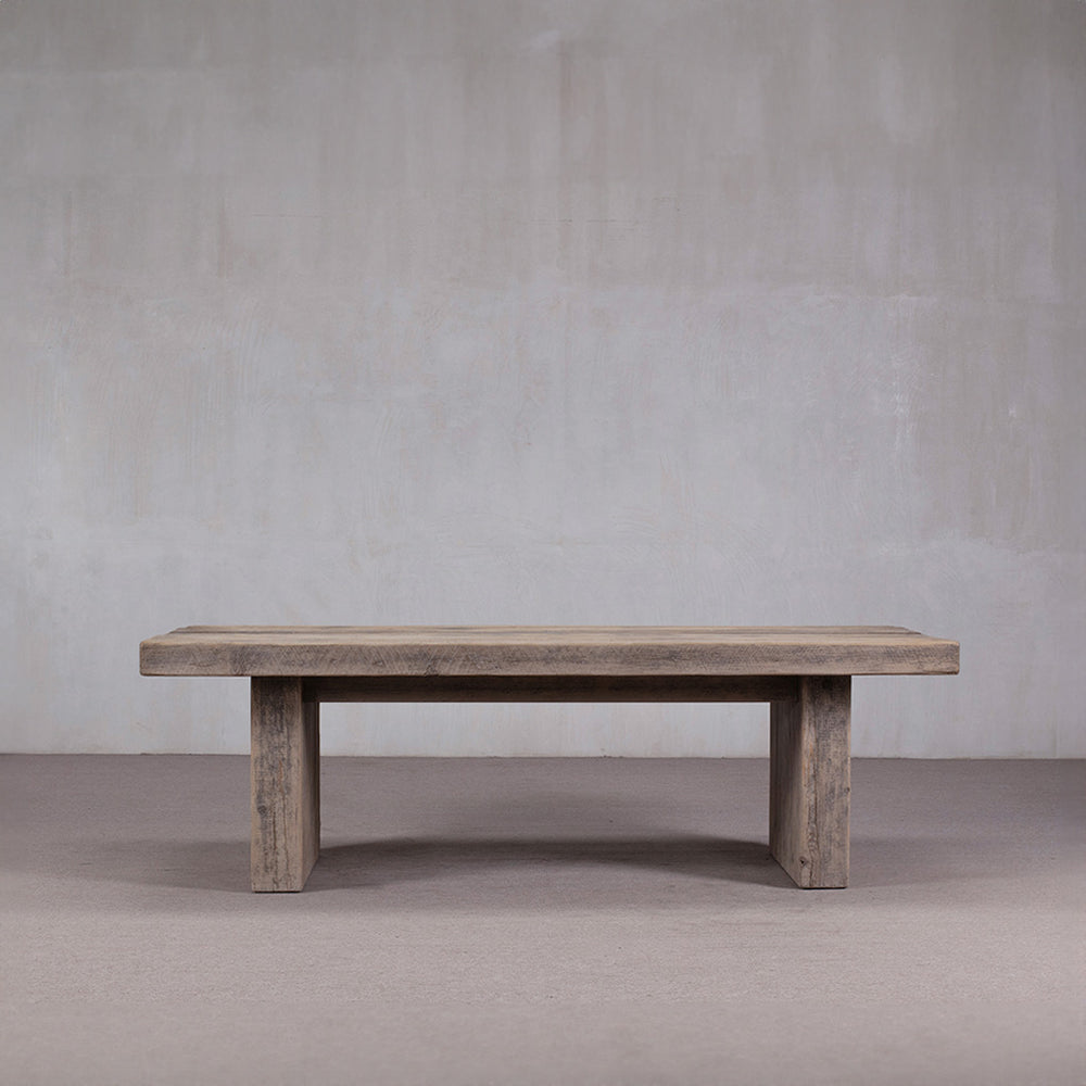 Mesa de comedor rectangular de madera maciza gris con patas macizas