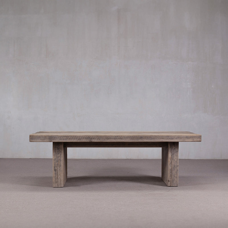 Mesa de comedor rectangular de madera maciza gris con patas macizas
