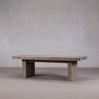Mesa de comedor larga de madera maciza gris, vista en ángulo con patas rectas