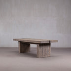 Mesa de comedor de madera maciza gris con sobre liso y base de cuatro patas