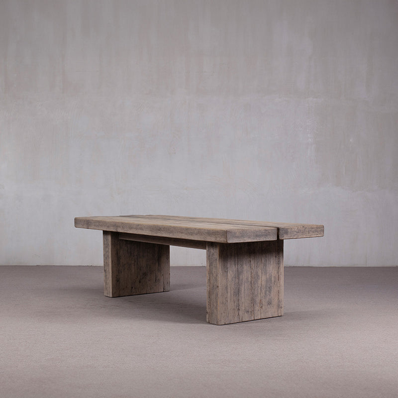 Mesa de comedor de madera maciza gris con sobre liso y base de cuatro patas