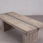 Mesa de comedor de madera maciza gris con sobre con vetas y acabado natural
