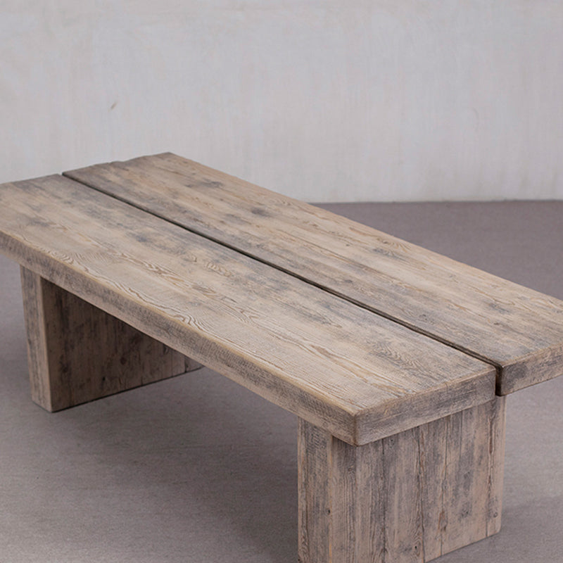 Mesa de comedor de madera maciza gris con sobre con vetas y acabado natural