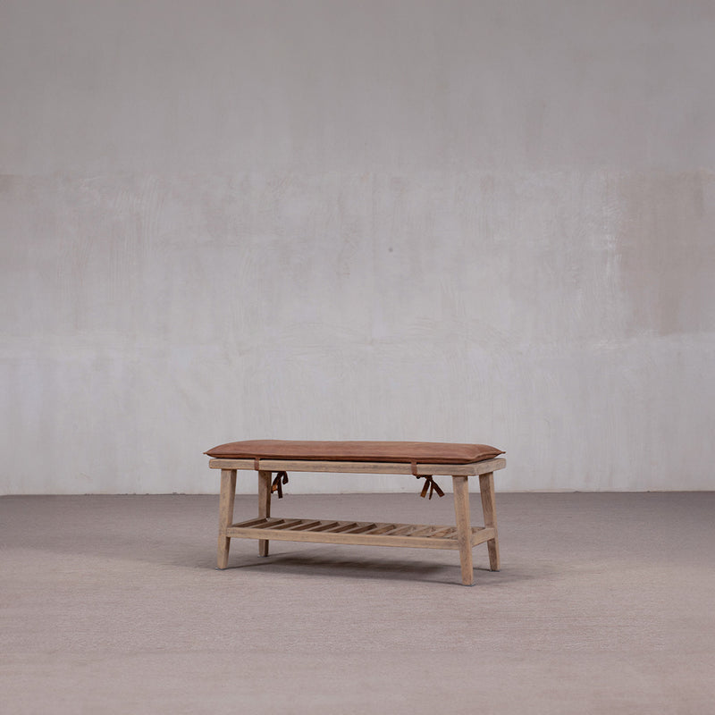Banco de madera con zapatero, tablero superior marrón y repisa de listones visible.