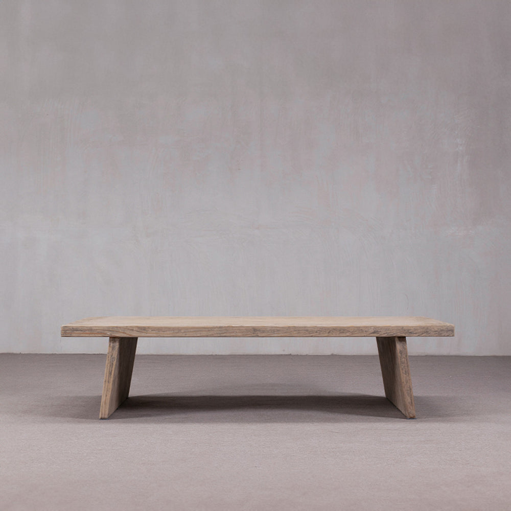 Mesa de centro rectangular de madera con patas macizas en forma de bloque