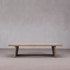 Mesa de centro rectangular de madera con patas macizas en forma de bloque