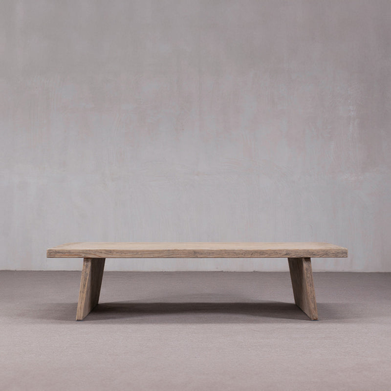 Mesa de centro rectangular de madera con patas macizas en forma de bloque