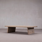 Mesa de centro rectangular de madera vista lateral, tablero liso y patas de bloque
