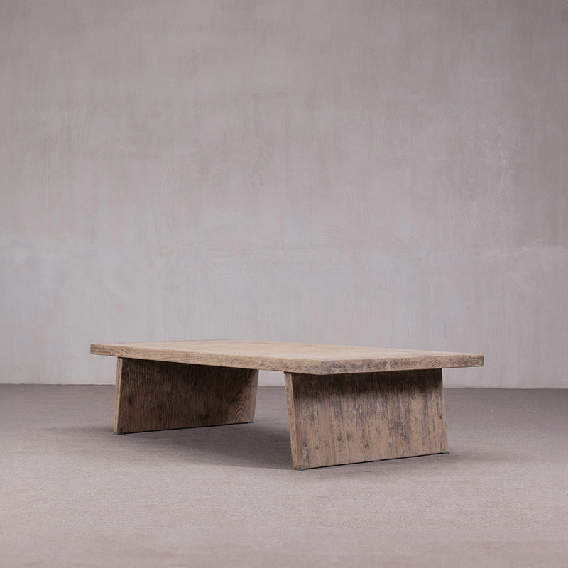 Mesa de centro rectangular de madera con patas inclinadas, vista 3/4