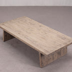Mesa de centro rectangular de madera, tablero con vetas y bordes desgastados